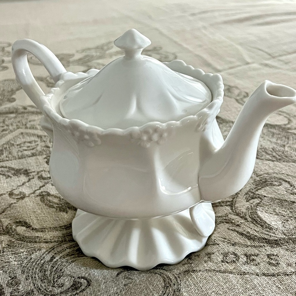 NWT GRACE'S TEAWARE EUROPEAN STYLE CERAMIC VICTORIAN OFF WHITE TEA/COFFEE POT - Picture 2 of 14